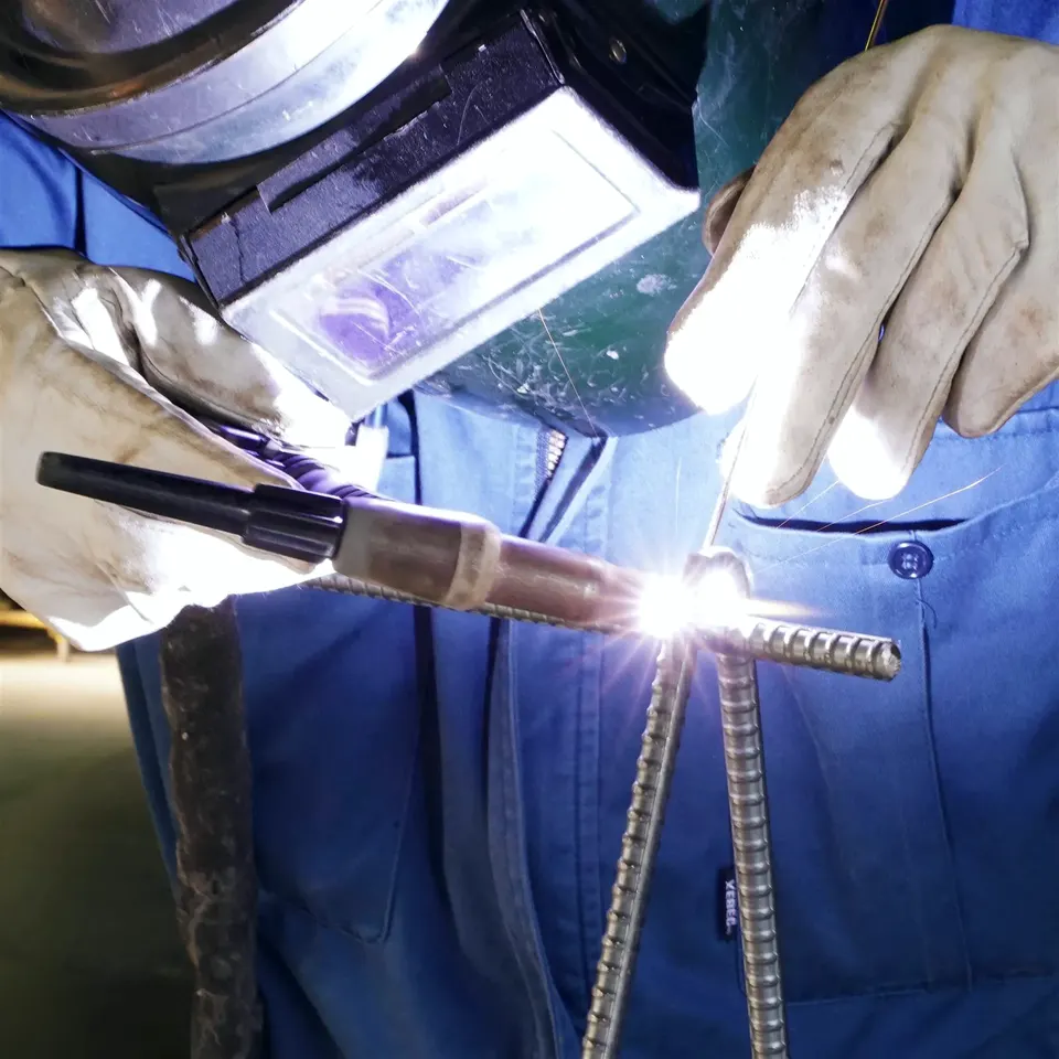 森工業の工場での溶接の作業